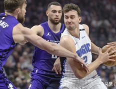 世界杯常规赛对决在即！圣安东尼奥马刺演练定位球，达拉斯独行侠密集防守应对的简单介绍